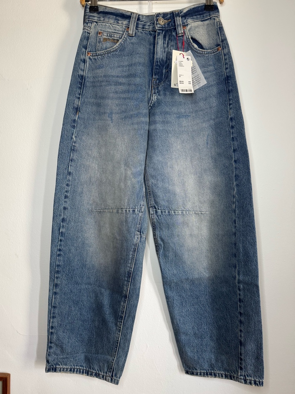 BDG barrel Leg Jeans in Blue Waist 25 NWT